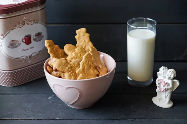 Weihnachtsplätzchen mit frischer Milch und kleine Engelskulptur — Stockfoto