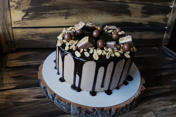 Deliziosa torta con decorazione di arachidi e cioccolato fondente — Foto Stock