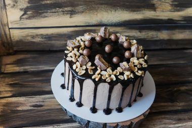 Lezzetli kek fıstık ve koyu çikolata dekorasyon