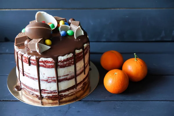 Läcker chokladkaka med choklad godis, mandariner — Stockfoto