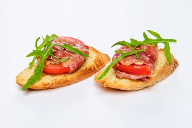 Serrano jambonu, peynir ve roka ile iki sandviç