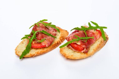 Serrano jambonu, peynir ve roka ile iki sandviç