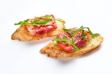 Serrano jambonu, peynir ve roka ile iki sandviç