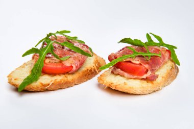 Serrano jambonu, peynir ve roka ile iki sandviç