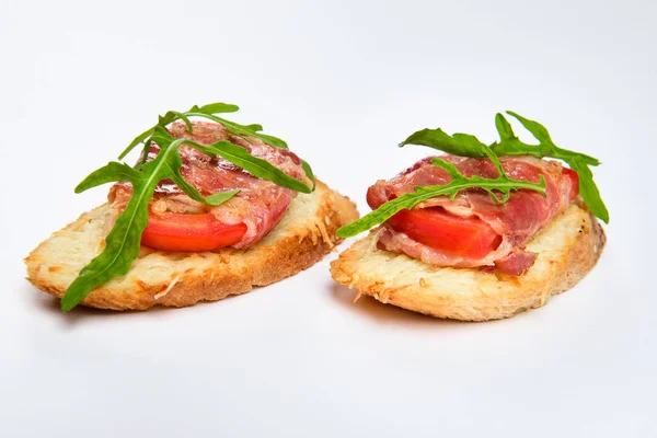 Dos sándwiches con jamón serrano, queso y rúcula — Foto de Stock