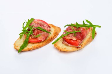 Serrano jambonu, peynir ve roka ile iki bruschettes