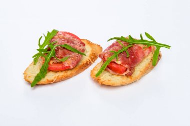 Serrano jambonu, peynir ve roka ile iki bruschettes