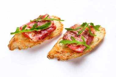 Serrano jambonu, peynir ve roka ile iki bruschettes