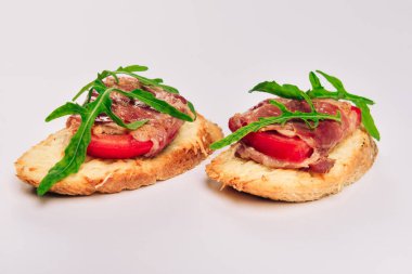 Serrano jambonu, peynir ve roka ile iki bruschettes