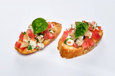 Peyniri beyaz peynir, fesleğen ve et parçaları ile iki bruschettes