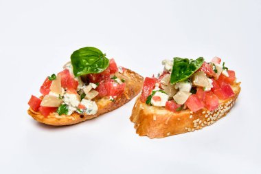 Peyniri beyaz peynir, fesleğen ve et parçaları ile iki bruschettes