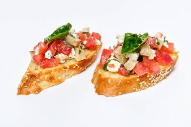 Peyniri beyaz peynir, fesleğen ve et parçaları ile iki bruschettes