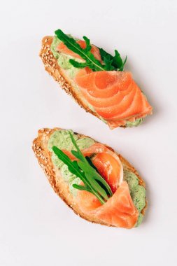 Ton balığı ve yeşil soslu fileto roka ile iki bruschettes