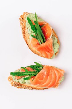 Ton balığı ve yeşil soslu fileto roka ile iki bruschettes