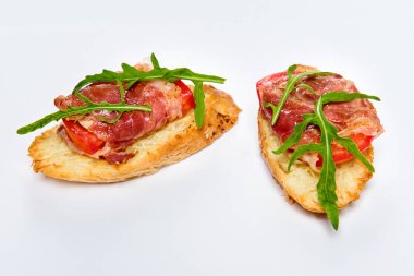 Serrano jambonu, peynir ve roka ile iki bruschettes