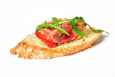 Bruschetta serrano jambonu, peynir ve roka ile
