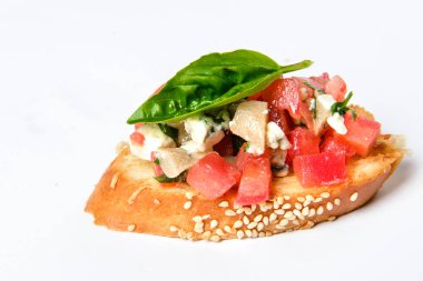 Bruschetta peyniri beyaz peynir, fesleğen ve et parçaları ile