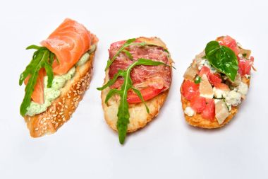 Yeşillik, peynir, et ve balık ile üç farklı bruschettes