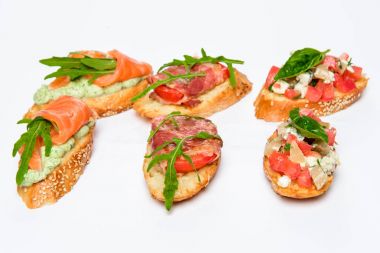 Yeşillik, peynir, et ve balık ile altı bruschettes