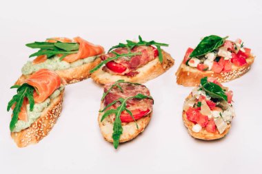 Yeşillik, peynir, et ve balık ile altı bruschettes