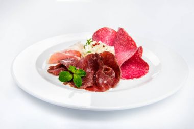 Et-kesme plaka üzerinde çeşitli türde çanak.