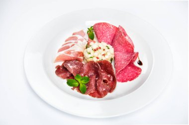 Et-kesme plaka üzerinde çeşitli türde çanak.