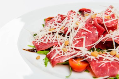 Peynir, Mısır, domates ve roka plaka üzerinde et tabağı.