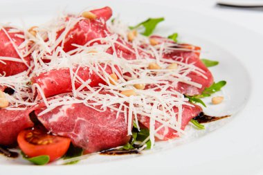 Peynir, Mısır, domates ve roka plaka üzerinde et tabağı.