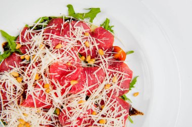 Peynir, Mısır, domates ve roka plaka üzerinde et tabağı.