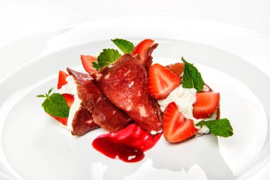 Çilek ve beyaz krem nane ile dilimlenmiş jamon kaplı.