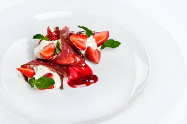 Çilek ve beyaz krem nane ile dilimlenmiş jamon kaplı.