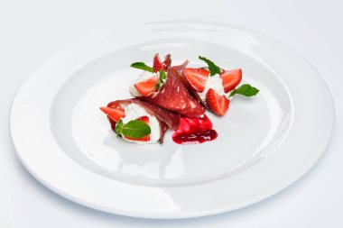 Çilek ve beyaz krem nane ile dilimlenmiş jamon kaplı.