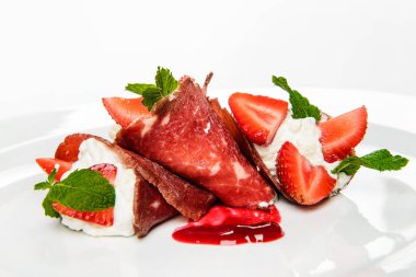 Çilek ve beyaz krem nane ile dilimlenmiş jamon kaplı.