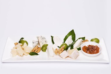 İzole çeşitli peynir türü çanak luxery