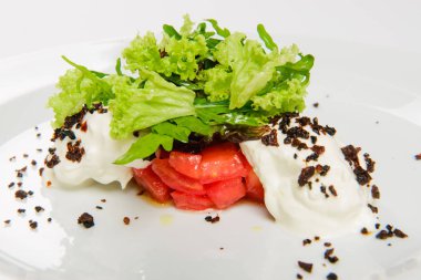 Sebze salatası beyaz sos ve plaka üzerinde ızgara ekmek kırıntısı.