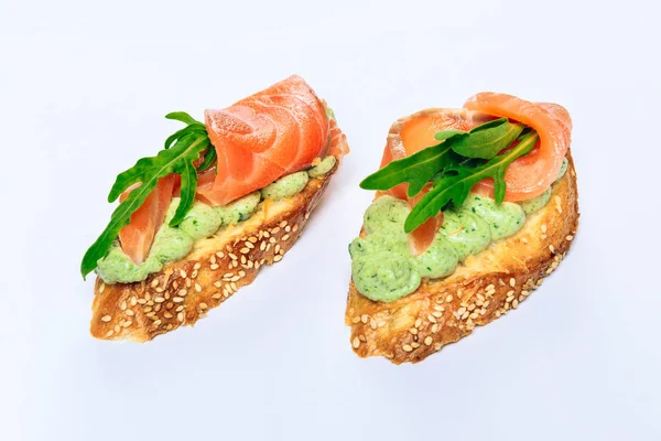 Two bruschettes with arugula in fillet of tuna and green sauce — Stock Photo, Image