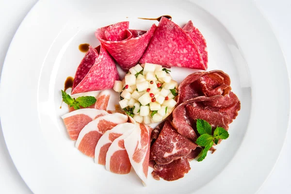 El plato de los tipos distintos de la carne-corte en el plato . —  Fotos de Stock