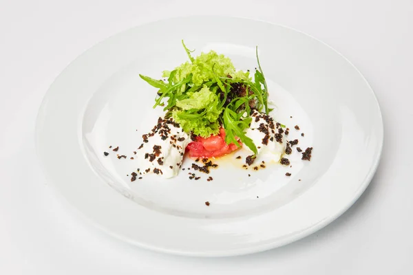 화이트 소스와 접시에 구운된 부스러기와 야채 샐러드. — 스톡 사진