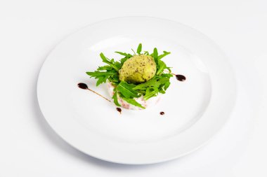 Dan ile kremsi çamfıstıklı, Somon tartar kivi ve limon sorbe.
