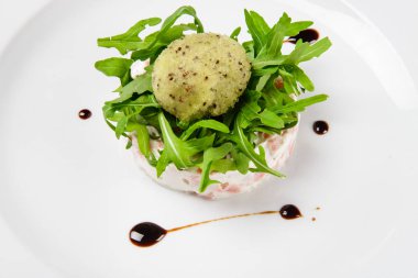 Dan ile kremsi çamfıstıklı, Somon tartar kivi ve limon sorbe.