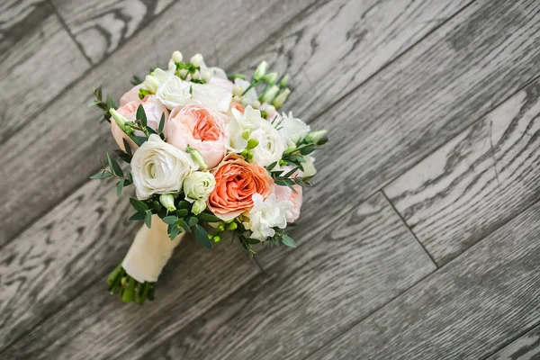 Bouquet de mariée sur le sol en bois — Photo