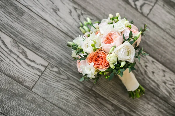Bouquet da sposa sul pavimento in legno — Foto Stock