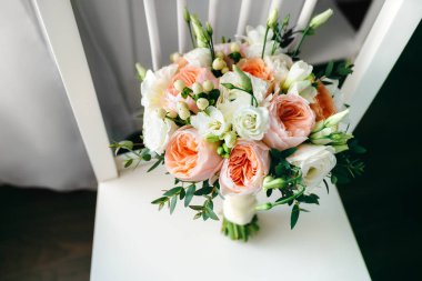 Düğün buketi Beyaz ahşap sandalye