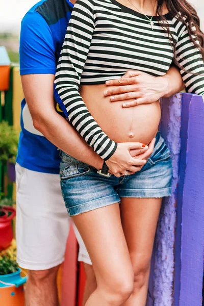 Husband hugging her beautiful pregnant wife. Pregnancy concept. — Stock Photo, Image