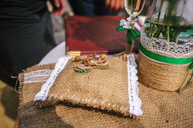 Alyans çuval bezi dekoratif yastık üzerinde döşeme