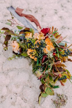 Değişik çiçek parkta bir zeminde yalan oluşan güzel düğün buketi. Çiçek demet