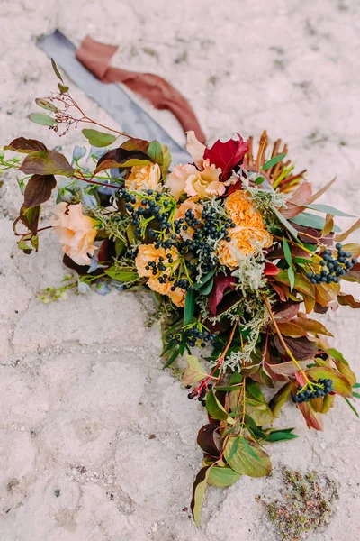 Krásné svatební kytice skládající se z různých květin, ležící na zemi v parku. Kytice — Stock fotografie