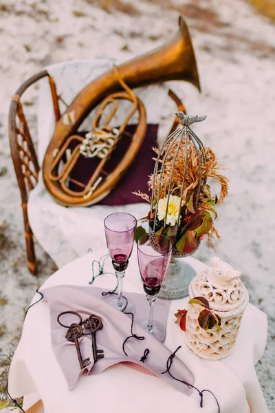 Dos vasos vacíos de novia y novio en la mesa decorada en el área de la boda. Decoración de boda . — Foto de Stock