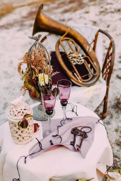 Két üres üvegek, menyasszony és vőlegény esküvői területén díszített asztalon. Esküvői dekoráció. — Stock Fotó