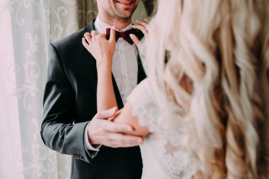 Sevimli gelin düzeltmeleri mamülleri boynunda kırmızı papyon süslü. Düğün.